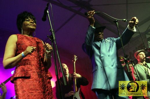 Roy Panton (Jam) and Yvonne with The Easy Snappers  18. This Is Ska Festival - Wasserburg, Rosslau 27.Juni 2014 (12).JPG